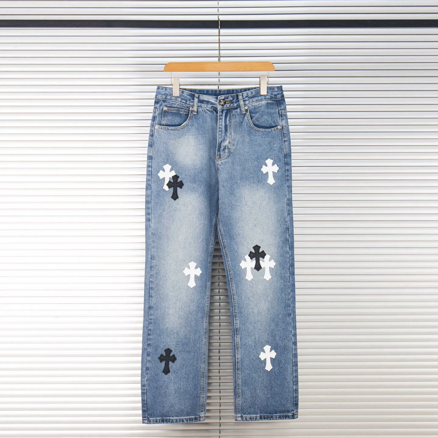 P260 Chrome Hearts light blue pants, Sanskrit black and white patchwork leather jeans. CH jeans need to be washed before being dismantled and then hand-stitched with sheepskin cross leather and then spliced ​​together. The whole piece has too many craftsmanship to explain. The patches are decorated with cross patterns, and the high-waisted washed jeans! ! Absolutely high-end luxury products, god-level single products and super popular products, made with top heavy industry, a must-see magic weapon. Customized hardware. The fabric is thick and soft after washing. It has good breathability. Customized small leather label. Unique design. The details are simple and elegant, and the workmanship is exquisite. The entire trousers are neatly routed and the details are in place! It’s so cool that both men and women can easily control the genderless trend! Style number: 1803# Color: blue Size: 28 30 32 34